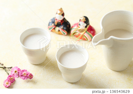 お猪口に注いだ麹の甘酒 136543629