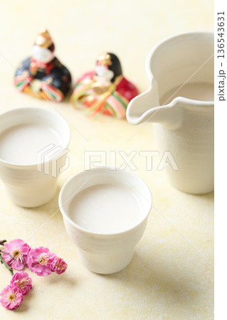 お猪口に注いだ麹の甘酒 136543631