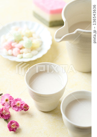 お猪口に注いだ麹の甘酒 お猪口に注いだ麹の甘酒 136543636