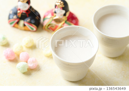 お猪口に注いだ麹の甘酒 お猪口に注いだ麹の甘酒 136543649