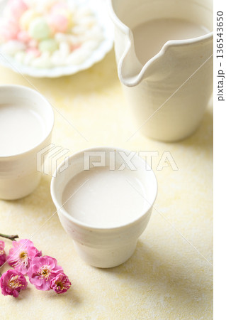 お猪口に注いだ麹の甘酒 136543650