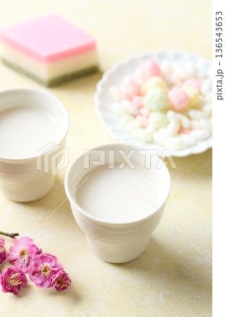 お猪口に注いだ麹の甘酒 お猪口に注いだ麹の甘酒 136543653