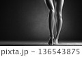 女性の脚 クロス立ち シルエット モノクロ写真 136543875