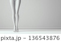 女性の脚 クロス立ち シルエット モノクロ写真 136543876