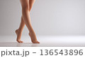 女性の脚 クロス立ち スタジオ撮影 136543896