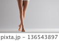 女性の脚 クロス立ち スタジオ撮影 136543897