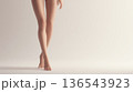 女性の脚 クロス立ち スタジオ撮影 136543923