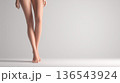 女性の脚 クロス立ち スタジオ撮影 136543924
