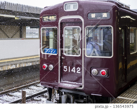雪が降る能勢電鉄山下駅に停車する5100系電車 136543975
