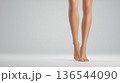 女性の脚 正面立ち スタジオ撮影 136544090