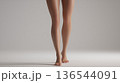女性の脚 正面立ち スタジオ撮影 136544091