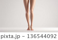 女性の脚 正面立ち スタジオ撮影 136544092