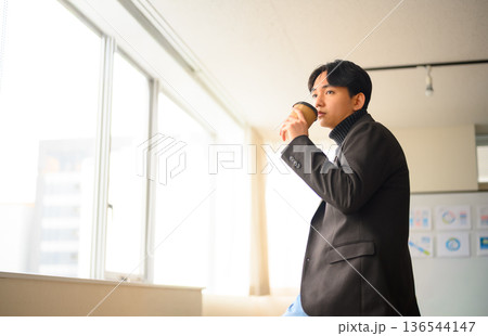 男性が窓辺で休憩 136544147