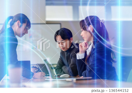 会議で集中する若者 136544152