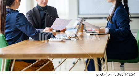 会議で書類を確認 136544154