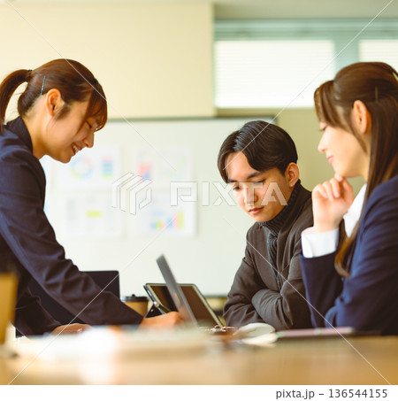 若手社員が協力 若手社員が協力 136544155