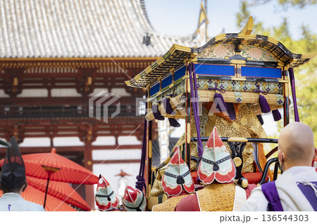奈良 東大寺大仏殿に向かう聖武祭の行列 136544303