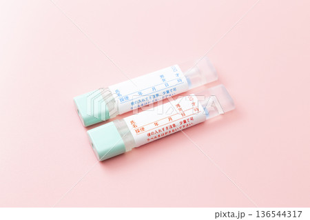 ピンク背景に大腸がんの検便キット 136544317
