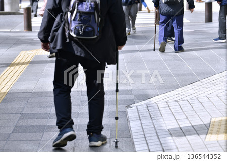 日本の横浜都市景観段差や起伏…高齢化社会　杖の高齢男性＝横浜市内（横浜駅西口） 136544352