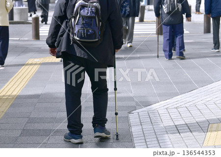 日本の横浜都市景観段差や起伏…高齢化社会　杖の高齢男性＝横浜市内（横浜駅西口） 136544353