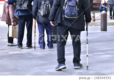 日本の横浜都市景観段差や起伏…高齢化社会　杖の高齢男性＝横浜市内（横浜駅西口） 136544355