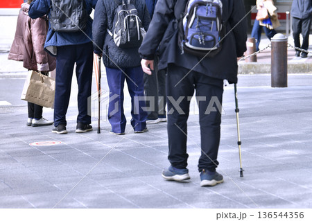 日本の横浜都市景観段差や起伏…高齢化社会　杖の高齢男性＝横浜市内（横浜駅西口） 136544356