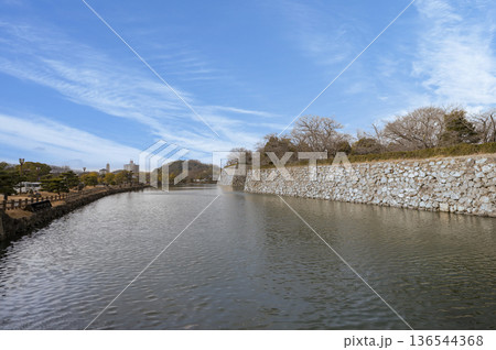 青空が広がる冬のお堀の風景 青空が広がる冬のお堀の風景 136544368