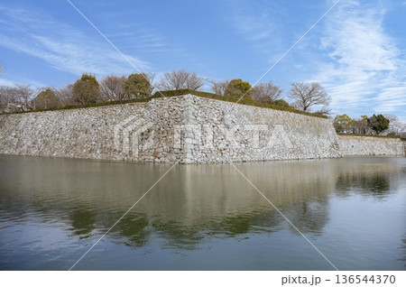 青空が広がる冬のお堀の風景 136544370