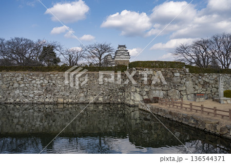 青空が広がる冬のお堀の風景 青空が広がる冬のお堀の風景 136544371