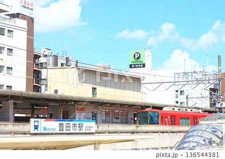 愛知県豊田市、名鉄豊田市駅に停車する電車の風景 愛知県豊田市、名鉄豊田市駅に停車する電車の風景 136544381