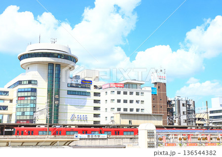 愛知県豊田市、名鉄豊田市駅に停車する電車の風景 愛知県豊田市、名鉄豊田市駅に停車する電車の風景 136544382