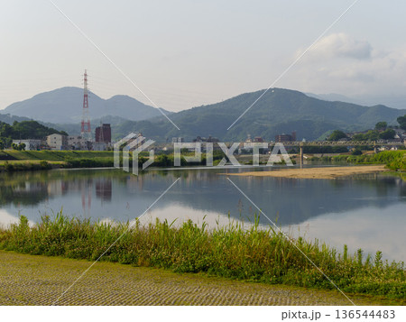 大阪府柏原市を流れる大和川 大阪府柏原市を流れる大和川 136544483