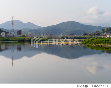 大阪府柏原市を流れる大和川 136544484