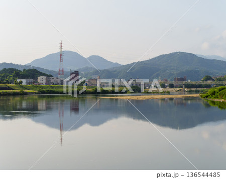大阪府柏原市を流れる大和川 136544485