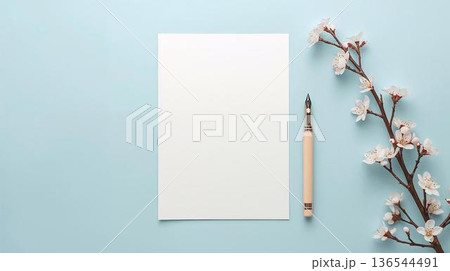 桜の小枝と万年筆が添えられた春の白い便箋（ブルー背景） 136544491