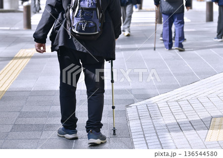 日本の横浜都市景観段差や起伏…高齢化社会 杖の高齢男性=横浜市内(横浜駅西口) 日本の横浜都市景観段差や起伏…高齢化社会 杖の高齢男性=横浜市内(横浜駅西口) 136544580