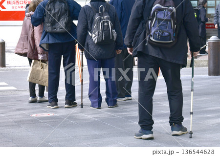 日本の横浜都市景観段差や起伏…高齢化社会　杖の高齢男性＝横浜市内（横浜駅西口） 136544628