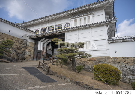 世界遺産国宝姫路城の表玄関菱の門 136544789