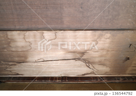 天井のシミ 136544792