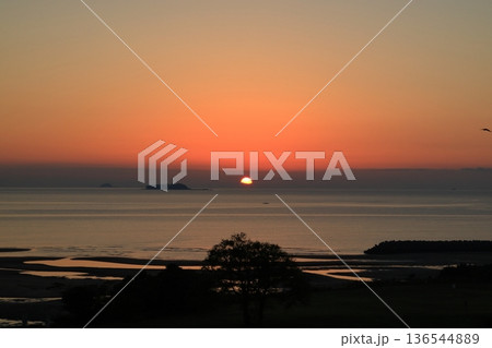 瀬戸内海の夜明け 136544889