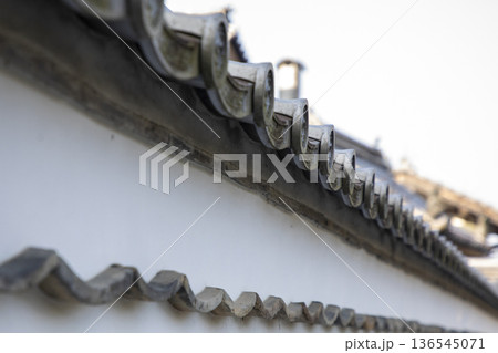 白い瓦塀 136545071