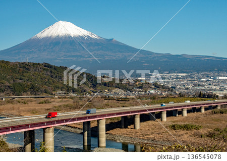 青空の下、富士川スマートICから望む、富士山と東名高速 青空の下、富士川スマートICから望む、富士山と東名高速 136545078