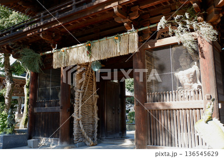 愛媛県松山市　石手寺の仁王門 136545629