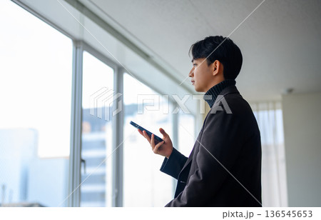 男性が窓辺で思案 男性が窓辺で思案 136545653