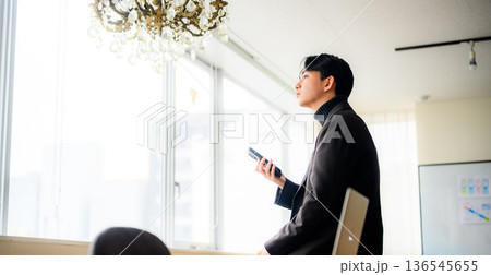 男性が照明を見上げる 男性が照明を見上げる 136545655