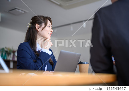 女性が笑顔で話す 女性が笑顔で話す 136545667