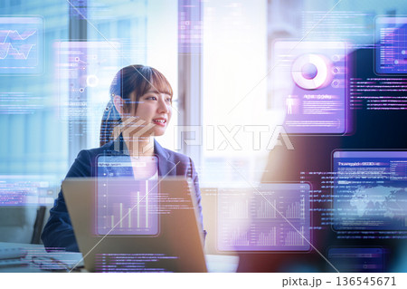 女性が面接で話す 136545671