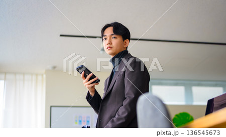 スマホを操作する若い男性 スマホを操作する若い男性 136545673