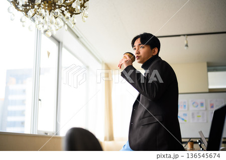 男性が休憩中コーヒー 男性が休憩中コーヒー 136545674