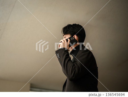 スマートフォンで通話する青年 136545694